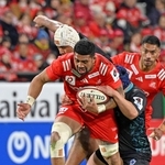 神戸－東京ベイ　後半、相手の防御網をかいくぐって突進する神戸のアーディ・サベア＝ノエビアスタジアム神戸（撮影・斎藤雅志）