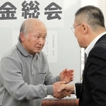 労働者のために活動を続ける人々に最後の支援金を託した広春夫さん（左）＝神戸市長田区二葉町７、ふたば学舎