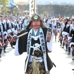 陣太鼓をたたき、義士行列を率いる大石内蔵助役の内藤剛志さん（中央）＝１４日午後、赤穂市内（撮影・辰巳直之）