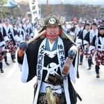 陣太鼓をたたき、義士行列を率いる大石内蔵助役の内藤剛志さん（中央）＝１４日午後、赤穂市内（撮影・辰巳直之）