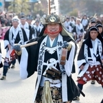 陣太鼓をたたき、義士行列を率いる大石内蔵助役の内藤剛志さん（中央）＝１４日午後、赤穂市内（撮影・辰巳直之）