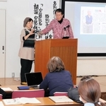 「平和の礎」の名前を読み上げる取り組みを語る町田直美さん（左）と宮沢之祐さん＝神戸市中央区橘通３