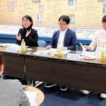 意見を交わす（奥左から）高森順子さん、中野元太さん、頼政良太さん＝神戸新聞社（撮影・小林由佳）