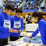実技競技で鏡の特性などについて調べる滝川中学校の生徒たち＝県立武道館
