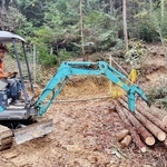 自伐型林業家の林益郎さん。小型の重機で小さな作業道を造り、間伐した木を運ぶ＝丹波篠山市西野々