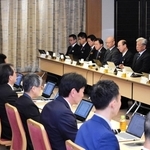 兵庫県の斎藤元彦知事や神戸市の久元喜造市長らが意見を交わした県・市調整会議＝神戸市役所