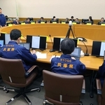 県鳥インフルエンザ対策本部会議であいさつする斎藤元彦県知事（左奥）＝１６日午前、神戸市中央区中山手通５、県災害対策センター（撮影・笠原次郎）