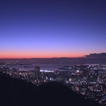 厳寒期ならではのかぎろい。日の出前の空を赤から濃紺の階調を描いて染め上げる＝１６日未明、神戸市中央区、市章山から望む