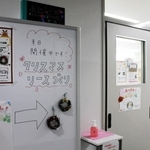 １２月のキャンパスカフェでは季節感のあるクリスマス・リースづくりが行われた＝神戸市中央区、神戸女子大