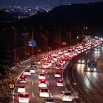 大阪方面に向かう車で渋滞する中国自動車道＝２０２０年１月４日、西宮市内