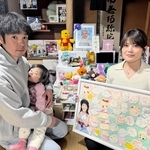 ぬいぐるみに囲まれる福島心春ちゃんの祭壇。妹の柑奈ちゃんを抱く正人さん（左）と利恵さんは支援に感謝する＝兵庫県佐用町