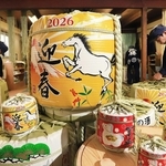 手仕事で仕上げられる正月向けの菰樽＝尼崎市塚口本町２