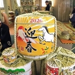 手仕事で仕上げられる正月向けの菰樽＝尼崎市塚口本町２