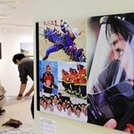 関西写真記者協会の新人賞作品「守るべきもの、瞳の先に」などの写真が設営される報道展の会場＝１７日午後、神戸市中央区、さんちかホール