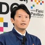 定例会見で記者の質問に答える兵庫県の斎藤元彦知事＝県庁