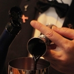 シェーカーに注がれる最高級ウスターソース＝神戸市中央区中山手通１、「バー　アルフ」