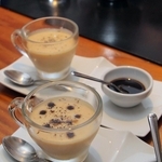 ウスターソースの滴を落として味の変化を楽しむ冷製スープなど、カクテルだけでなくソースを使った料理も提供される＝神戸市中央区中山手通１、「バー　アルフ」