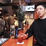 「バー　アルフ」で、ソース文化とバー文化の融合について語るオリバーソースの道満龍彦社長（右）と、オーナー兼バーテンダーの三池智美さん