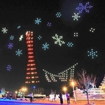 ドローンショーのリハーサルで、夜空に浮かび上がった雪の結晶やポートタワー＝18日夜、神戸市中央町波止場町（撮影・丸山桃奈）