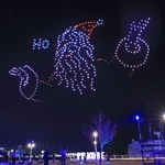 ドローンショーのリハーサルで浮かび上がったサンタクロース＝18日夜、神戸市中央町波止場町のメリケンパーク（撮影・丸山桃奈）