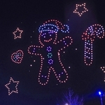 ドローンショーのリハーサルで浮かび上がった、クリスマス菓子のジンジャークッキー＝18日夜、神戸市中央町波止場町のメリケンパーク（撮影・丸山桃奈）