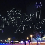 ドローンショーのリハーサルで、神戸港の夜空に浮かび上がった「神戸メリケンクリスマス」の文字＝１８日夜、神戸市中央区波止場町のメリケンパーク（撮影・丸山桃奈）