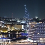 ドローンショーのリハーサルで、神戸港の夜空に現れた巨大なクリスマスツリー＝１８日夜、神戸市中央区東川崎町１から（撮影・風斗雅博）