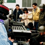 断水が続き、自衛隊の給水タンクからバケツに水を入れて運んだ＝１９９５年１月１８日、神戸市中央区