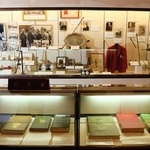 ゴルフクラブや優勝杯、写真、古文書に至るまで貴重な所蔵品がゴルフの歴史を伝える＝三木市志染町広野