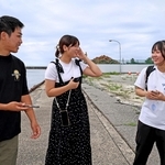 能登高校３年だった橋本紗奈さん（右）から、被災後の思いを聞き取る関学大生たち＝２０２４年８月、石川県能登町（撮影・長嶺麻子）