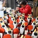 一つ一つ丁寧に手作りされた来年の干支「午」の神戸人形＝神戸市東灘区住吉山手８