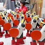 一つ一つ丁寧に手作りされた来年の干支「午」の神戸人形＝神戸市東灘区住吉山手８