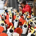 一つ一つ丁寧に手作りされた来年の干支「午」の神戸人形＝神戸市東灘区住吉山手８