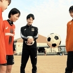 選手たちの練習を見守る日ノ本学園高サッカー部マネジャーの今田悠嗣さん（中央）＝姫路市香寺町香呂、日ノ本学園高