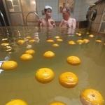 冬至に合わせて提供されたゆず湯を楽しむ人たち＝２２日午後、神戸市灘区備後町３