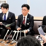 兵庫県の公益通報者保護制度実施要綱の改正内容を説明する県政改革課の担当者＝２４日午後、県庁