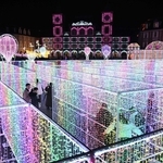 きらびやかな電飾で彩られ、にぎわう会場＝２４日夜、神戸市北区大沢町上大沢（撮影・風斗雅博）