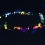 バブルショーのシャボン玉に映り込む会場のイルミネーション＝２４日夜、神戸市北区大沢町上大沢（撮影・風斗雅博）