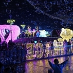 きらびやかな電飾で彩られ、大きなシャボン玉が飛び交う会場＝２４日夜、神戸市北区大沢町上大沢（撮影・風斗雅博）