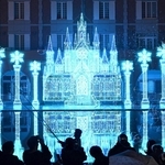 きらびやかな電飾で彩られ、多くの人でにぎわう会場＝２４日夜、神戸市北区大沢町上大沢（撮影・風斗雅博）