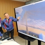 国土交通省浪速国道事務所がマインクラフトで制作した海上長大橋の画面を紹介する職員ら＝大阪市西区九条南