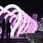 きらびやかな電飾で彩られる会場＝２４日夜、神戸市北区大沢町上大沢（撮影・風斗雅博）