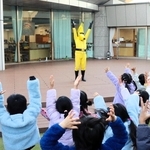 野菜に含まれている栄養などについて説明するヒーローショーの様子＝神戸市灘区岩屋中町４、灘Ｏｈａｎａ保育園