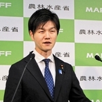 地方紙の合同取材に応じる鈴木憲和農相＝東京都千代田区