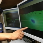 海上保安庁の測量で、気泡の噴出点は約３メートル深いくぼ地があることが分かった。右の画面は海底を真上から見た図。左の画面は海底を横から見た図＝２０１０年９月、播磨灘