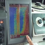 魚群探知の水中レーダー。海底から何かが立ち上ってくるのが映し出された＝２０１０年８月、播磨灘