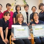 「国際出産イニシアティブ」の関西初の認証医院になった林産婦人科の藤井治子院長（前列中央）とスタッフら。手にするのは認証書＝神戸市須磨区行幸町４