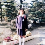 第三藤田小学校の制服を着た矢野知夏さん＝１９９５年、岡山市南区（矢野さん提供）