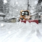 道路に雪が降り積もり、除雪車による作業が続いた＝２６日午前、養父市葛畑（撮影・吉田みなみ）