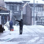 湯村温泉街で雪かきする男性たち＝２６日午前、兵庫県新温泉町湯（撮影・長谷部崇）